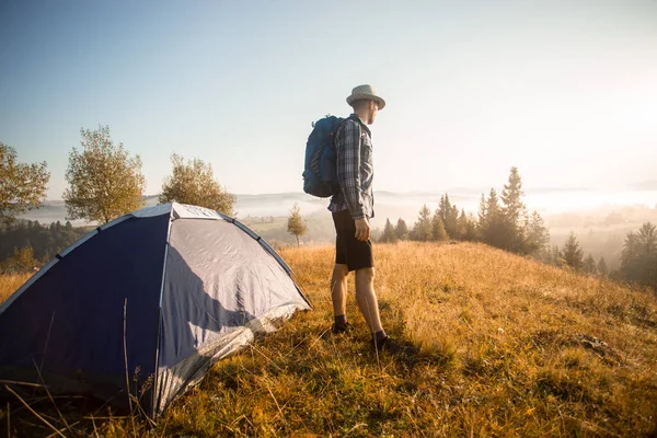 Bonito Turista Barbudo Explorando Novos Lugares Topo Das Montanhas Caminhante — Fotografia de Stock