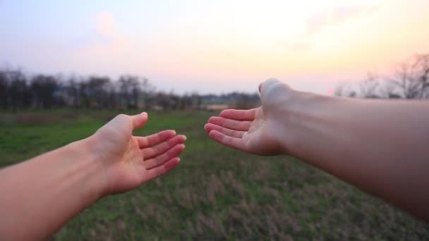 Homme Femme Désinfectent Les Mains Avec Spray Antiseptique Contre Virus — Video