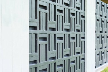 Beton duvar şeklinde.