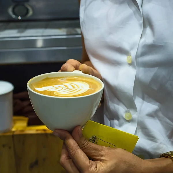 Café taza latte arte . — Foto de Stock