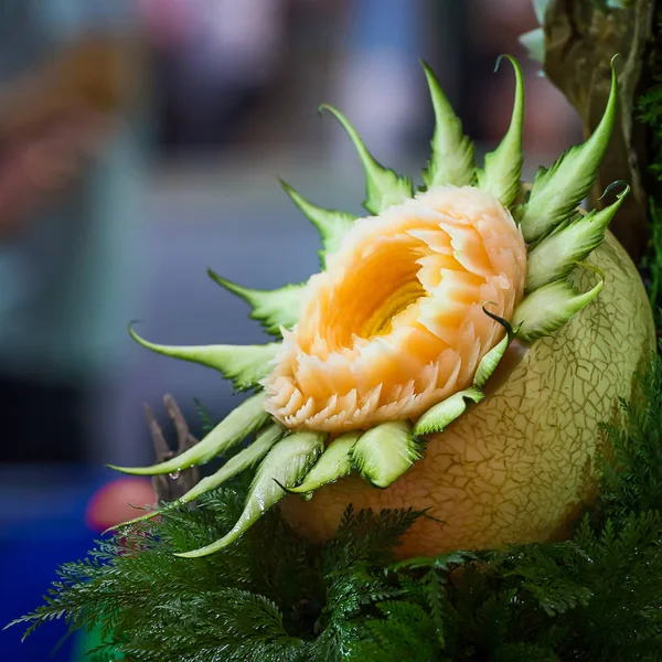 carving cantaloupe flower.