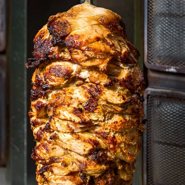 Een arm naar snij het vlees kebab. — Stockfoto