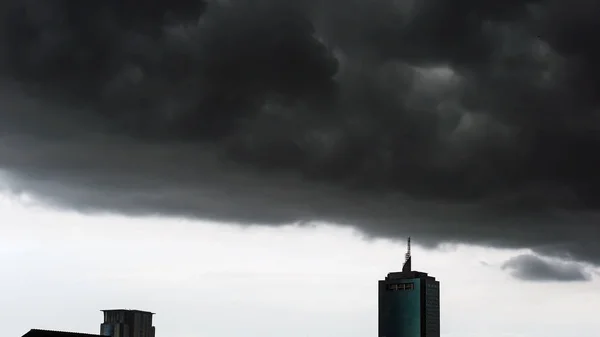 Cumulonimbus och stratocumulus. — Stockfoto