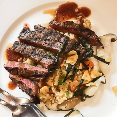 Izgara sığır eti pilav ile Japon tarzı