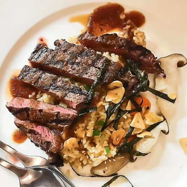 Izgara sığır eti pilav ile Japon tarzı