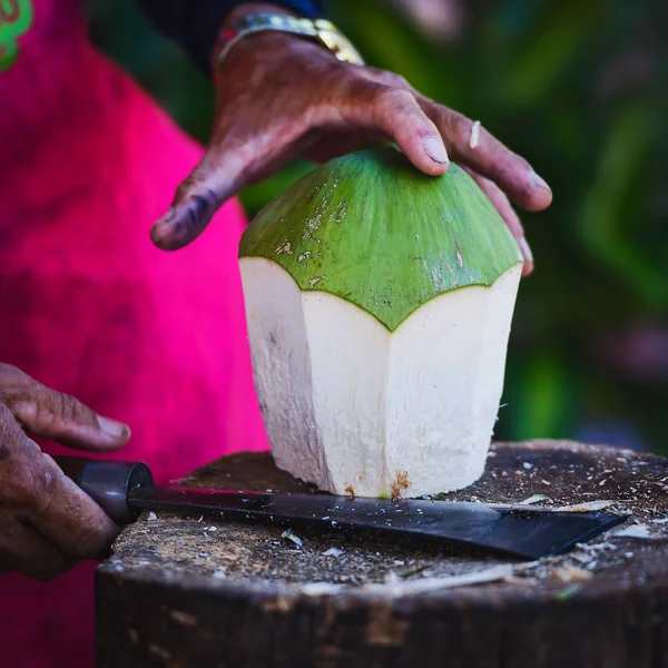 Erkekler Hindistan cevizi kabuk soyma,