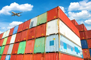 gestapelde cargo containers.