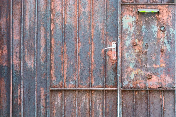 Roestige metalen deur. — Stockfoto