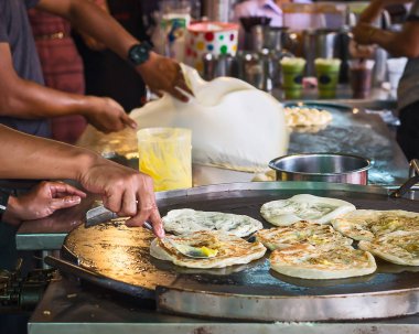 Adam kızarmış Roti aşçılar.