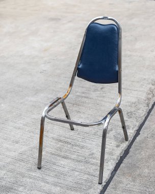 Kırık ölü deri mavi sandalye.