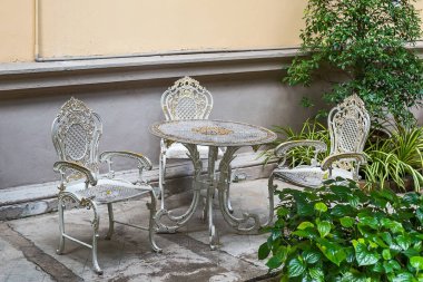 Cloce kadar beyaz sandalye.