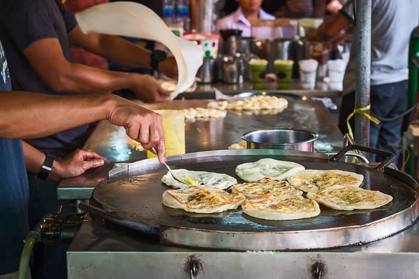 Adam kızarmış Roti aşçılar.