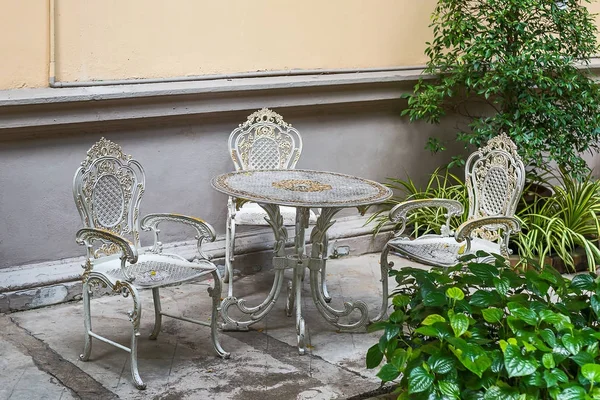 Cloce kadar beyaz sandalye.