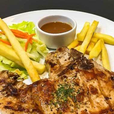 T-bone biftek biftek terbiyeli sulu kalın ızgara.