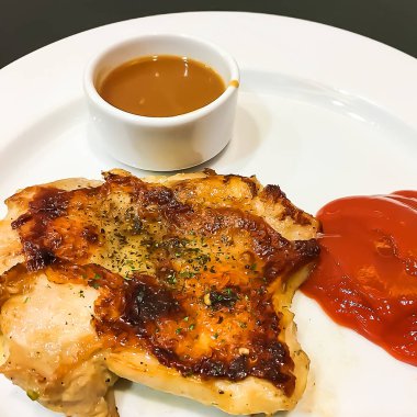 Soslu ızgara tavuk..