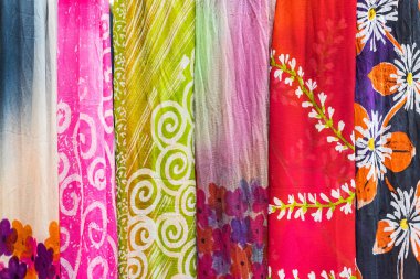 Kravat boya kadar kapatın.