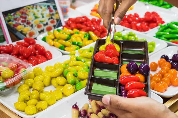 Postre recubierto de bolas . — Foto de Stock