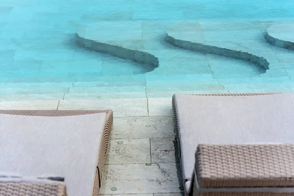 Schwimmbad mit Liegestühlen. — Stockfoto