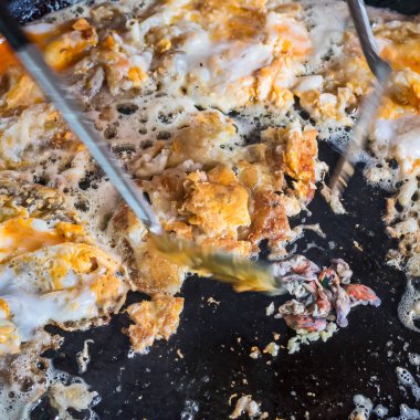 Kızarmış deniz tarağı. Tay yemeği. Fasulye Filiz ile tavada kızarmış midye.