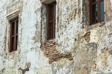 Ahşap pencere ile eski ev.