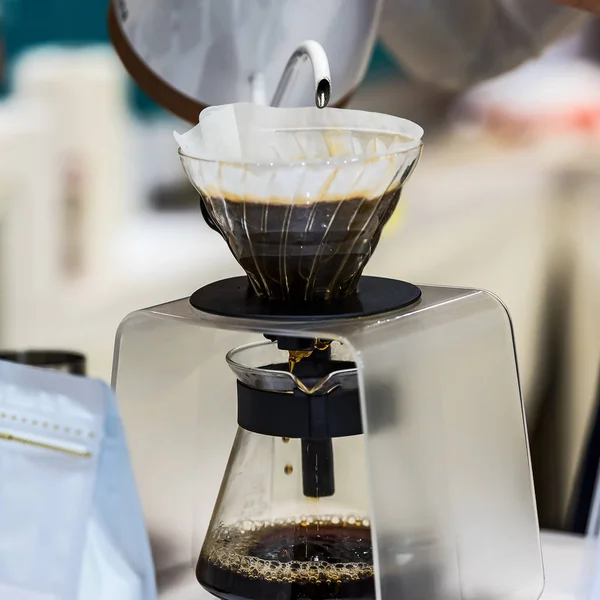 Goteo de agua en el café . — Foto de Stock