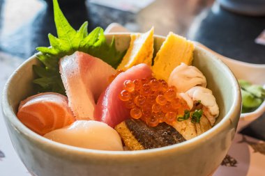 Sashimi tabağı (Kaisen Don)