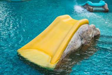 su kaydırağı bir su parkı.