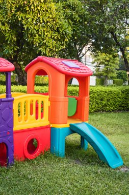 Çocuk oyun yere kaymak.