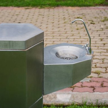 Bir kamu içecekler.