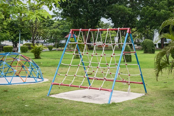 公園で子供の遊び場. — ストック写真