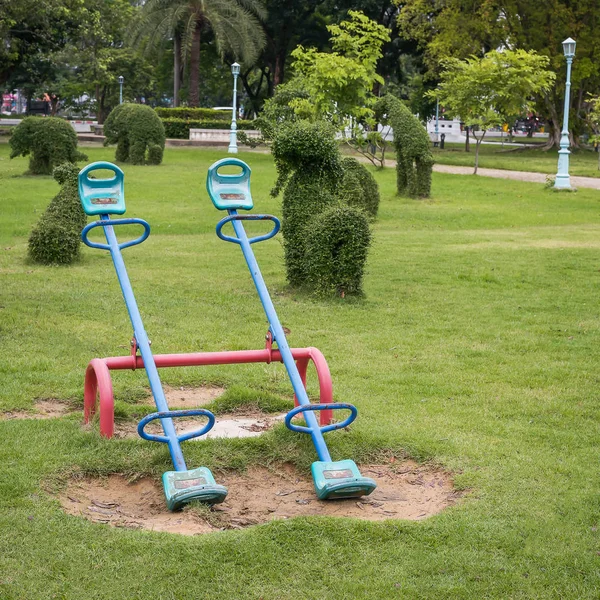 Parque infantil en parque . — Foto de Stock