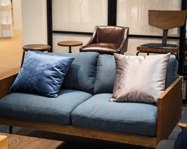 Koltuklar, yastıklar ve sandalyeler.