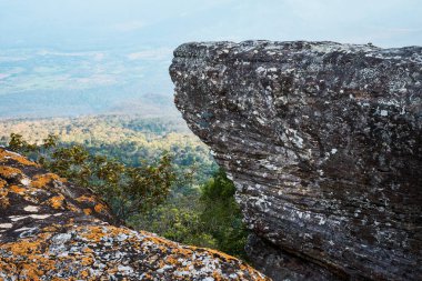 Tayland 'ın Loei Eyaleti Phu Kradueng Ulusal Parkı' nda fırtınadan önce bulutlarla dolu bir dağın tepesinde boş duruyor.