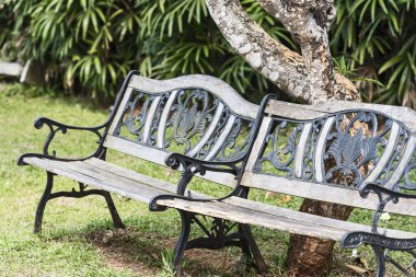 Parkta eski banklar bırakıldı..