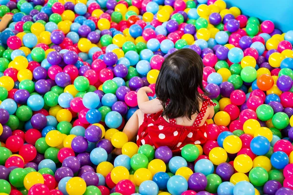 子供たちは色のプラスチックボールで遊ぶ — ストック写真