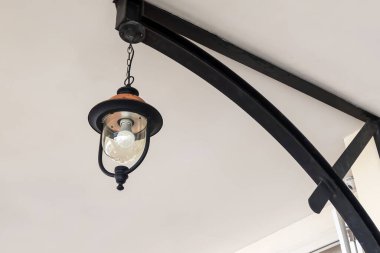 Duvarda klasik lamba ışığı .