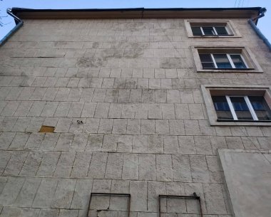 Aşağıdaki pencereli eski binanın manzarası. Bir konut binasının dışında. Rusya.