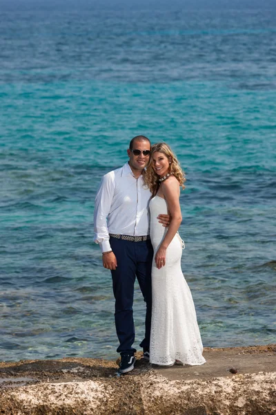 Jovem casal no mar — Fotografia de Stock