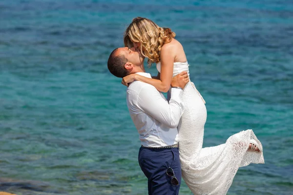 Vackra par på stranden — Stockfoto