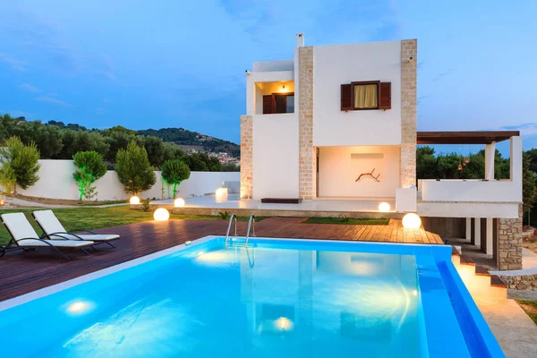 Grande piscine de luxe avec villa — Photo