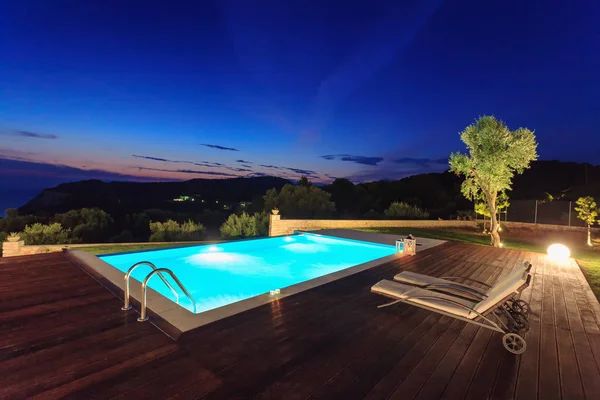 Grote luxe zwembad met villa — Stockfoto
