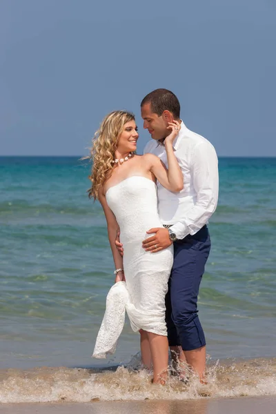 Belo casal na praia — Fotografia de Stock