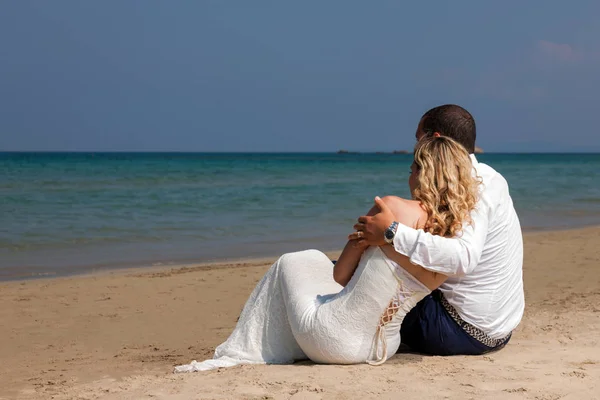 Mooi paar op het strand — Stockfoto