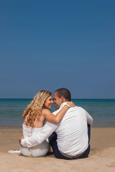 Belo casal na praia — Fotografia de Stock