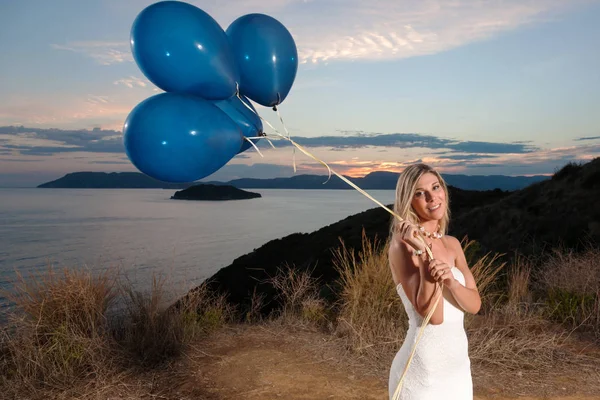 Schöne Braut mit Luftballons — Stockfoto