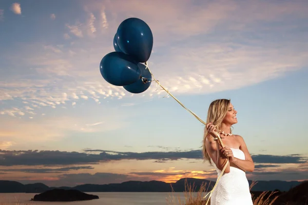 Bela noiva com balões — Fotografia de Stock