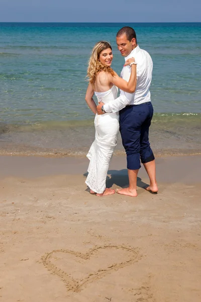 美丽的夫妇在海滩 — 图库照片