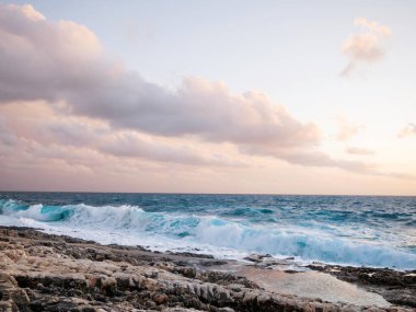 Dalgalar kayalara çarpıyor.