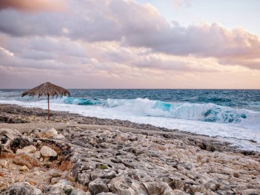 Dalgalar kayalara çarpıyor.