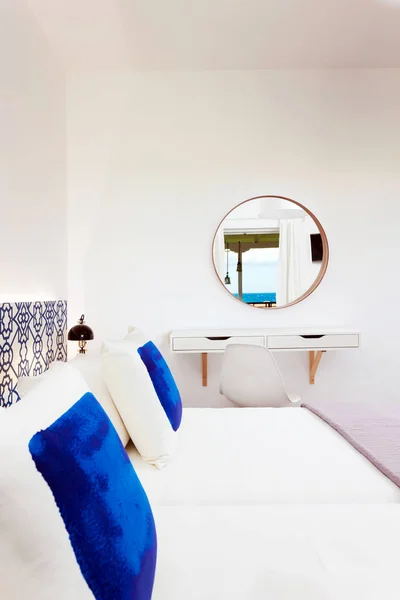 Camera da letto moderna decorata — Foto Stock